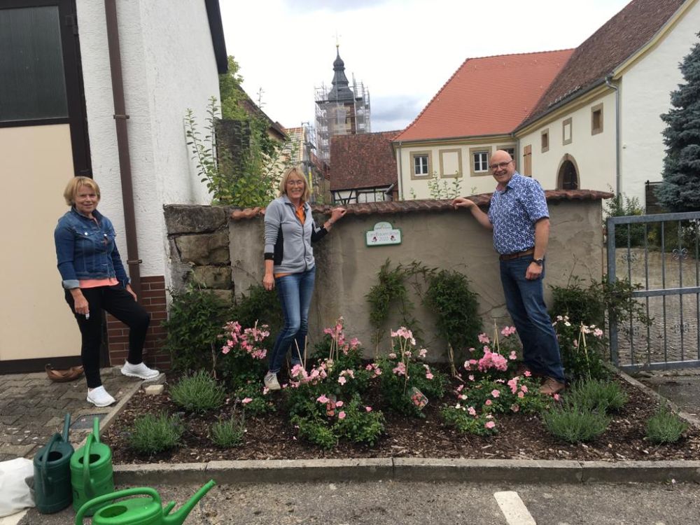 Nachpflanzung der Landfrauen Rose mit dem Ortsvosteher 2022-07-11 (2)