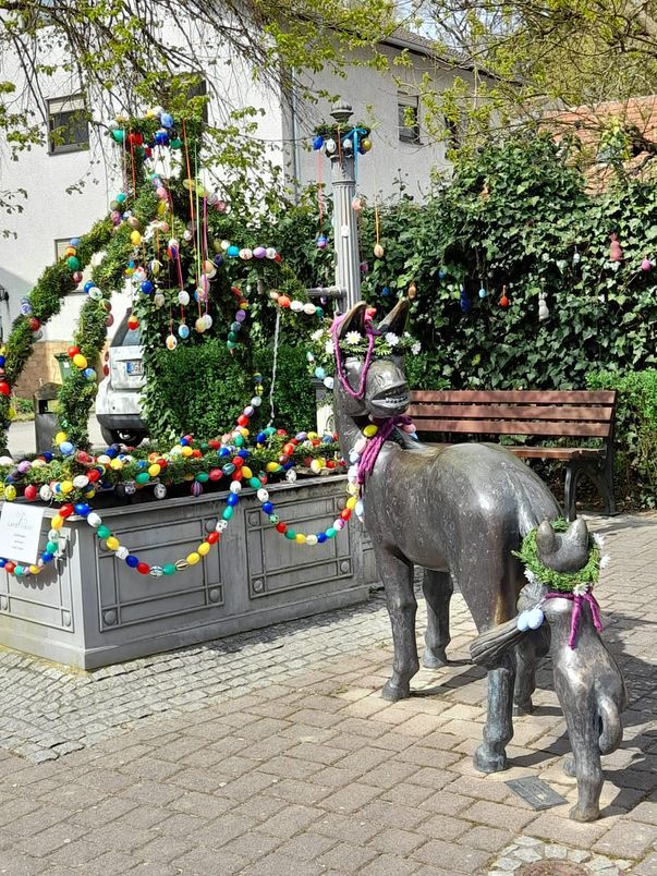 Osterbrunnen mit Esel