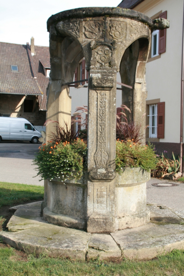 Alter Brunnen im Wasserschloß Helmstadt