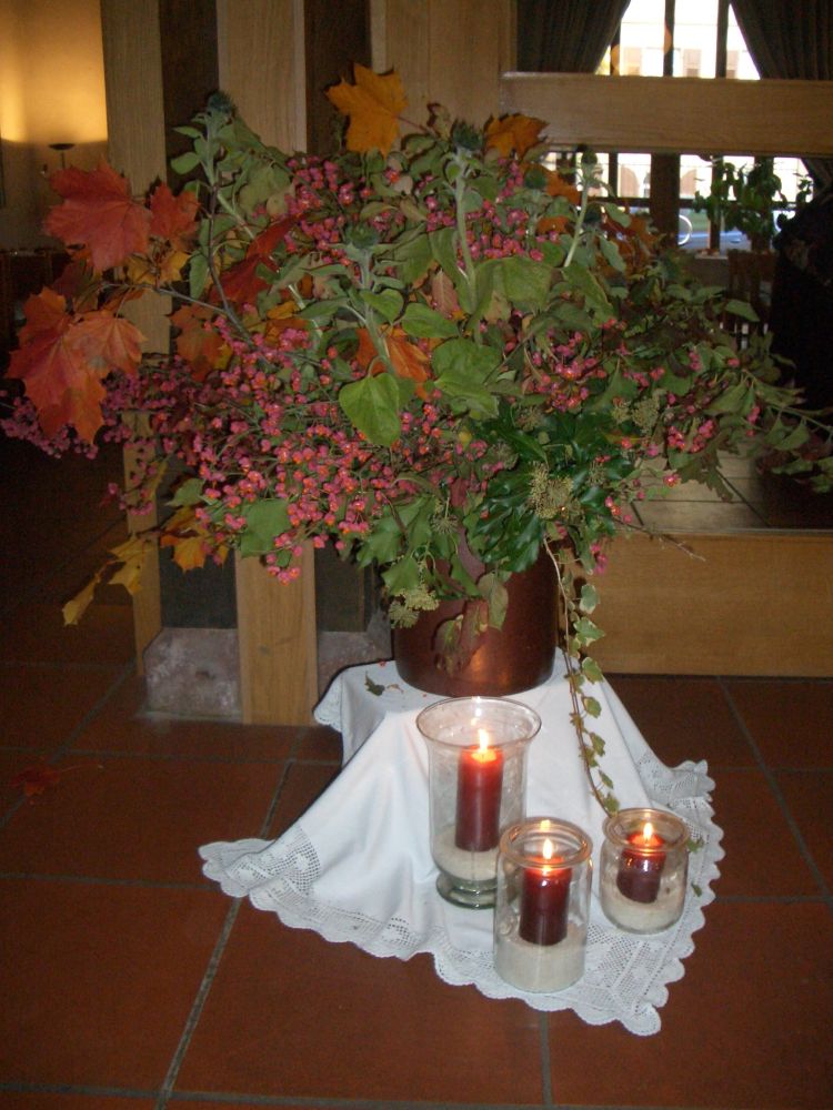 Herbstlich geschmückte Zehntscheune