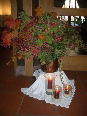 Herbstlich geschmückte Zehntscheune