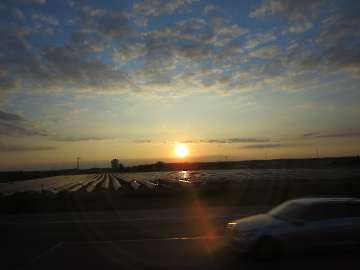 Sonnenuntergang mit Spargelfelder entlang der Autobahn bei Heidelberg