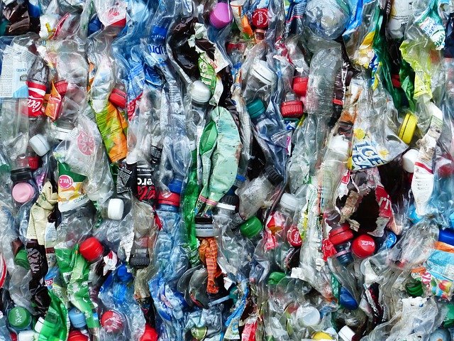 plastic-bottles-115071_640