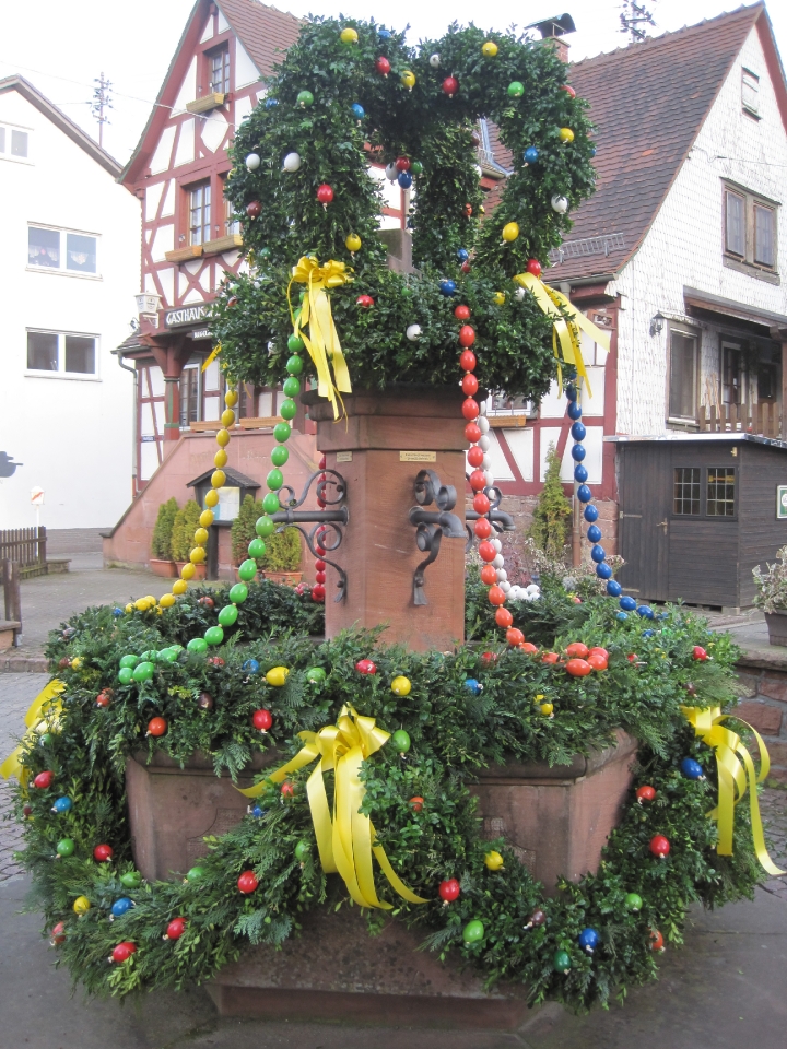 Festlich geschmückter Osterbrunnen in Heiligkreutzsteinach